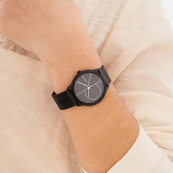 kalis-saati-calvin-klein-minimal-shavi-khelze2.jpg