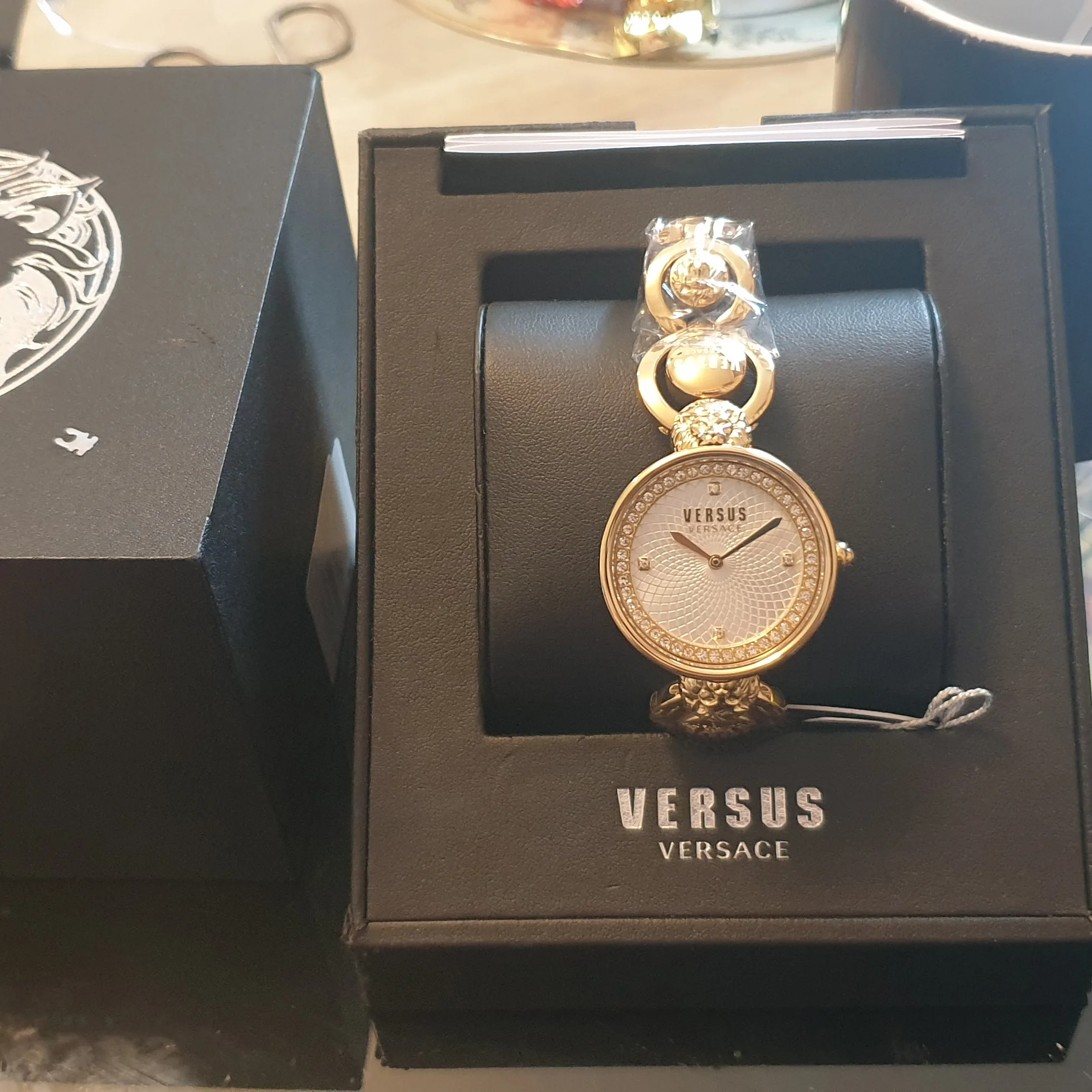 kalis-saati-versus-versace-vsp332621-okrosferi-yuti.jpg